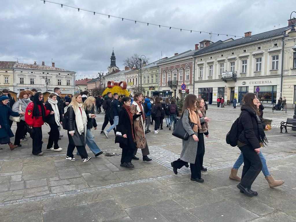Zdjęcie Rynek - polonez 2024 (27)17eeea4a-869b-4633-8324-c17cc102517a.jpg w galerii Polonez na sądeckim rynku